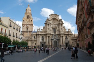 Plaza Cardenal Belluga. Una tarde de noviembre mostrando la Catedral de Murcia 