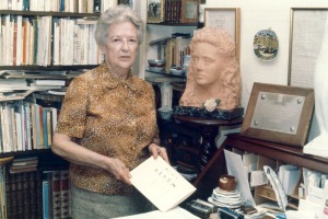 Carmen Conde en su domicilio madrileo en 1985 