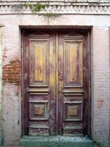 Puerta en ruinas