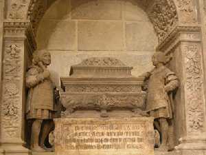 Urna con las entraas del Rey Alfonso X de Castilla en el Altar Mayor de la Catedral de Murcia