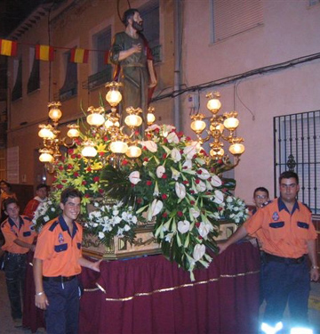 San Bartolom en procesin por calles benielenses [Beniel_Fiestas San Bartolom] . 