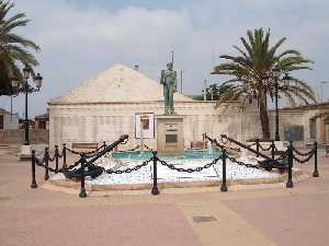 Monumento a Isaac Peral en una Plaza del Barrio Peral 