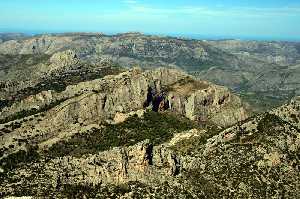 Monte Ponoch y detras la Serrella 2006-09-17