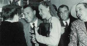Jos Crespo con Mecha McGregor e Hilda Kruger en una recepcin de la Paramount 