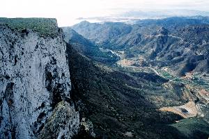 Paredes de Peas Blancas y Valle del Caar desde la cumbre (Cartagena)