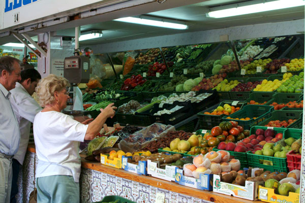 Puesto de frutas, verduras y hortalizas.. Jos A. Fernndez Martnez. Foto: P. Sosa